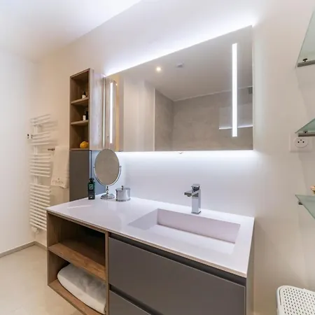 Very 3 Bedrooms In The Heart Of Downtown *